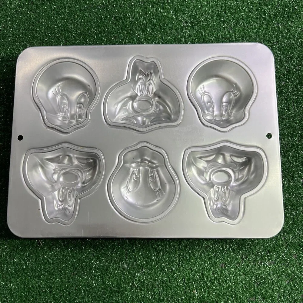 Vintage 1994 Wilton Loony Tunes Mini Cakes Pan‎